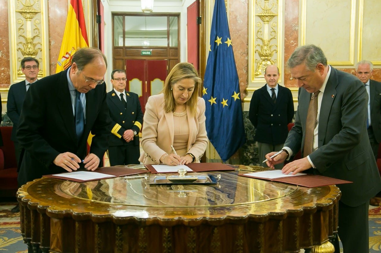 Firma del convenio de colaboración entre RTVE y las Cortes Generales para conmemorar el 40 aniversario de la Constitución